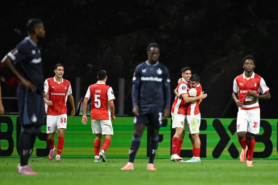 Nhận định soi kèo Feyenoord vs Aston Villa lúc 2h00 ngày 3/10/2025